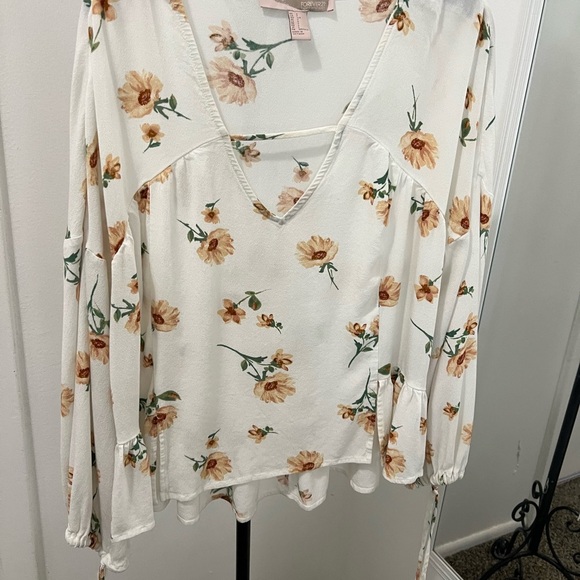 Forever 21 Floral V-Neck Women's Top. #06 - Picture 4 of 10